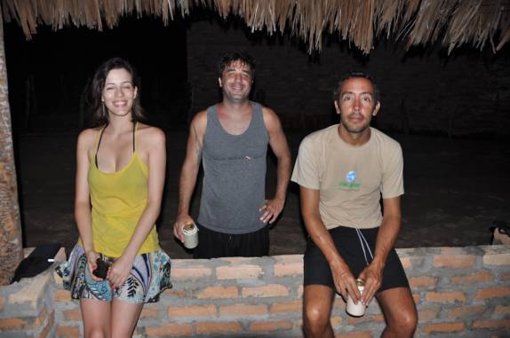 Cerveja merecida com a Mel e o Edu,, depois da longa caminhada na região de Atins, nos Lençóis Maranhenses - MA